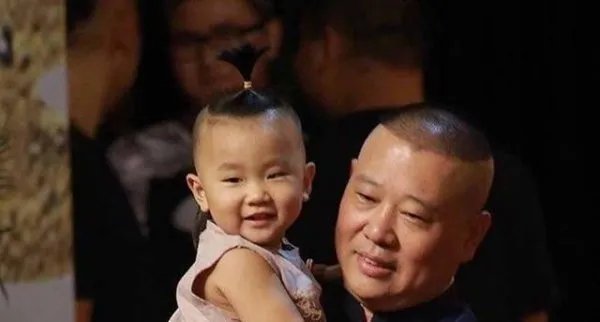 郭德纲二儿子身穿橙色连体裤，是不是也太接地气了？
