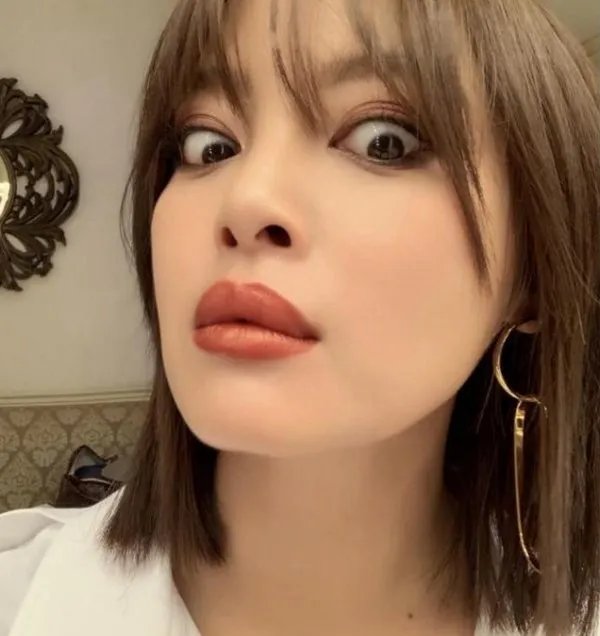 辛芷蕾奇怪的嘴巴引起广大争议,是天生的形状还是整容失败?