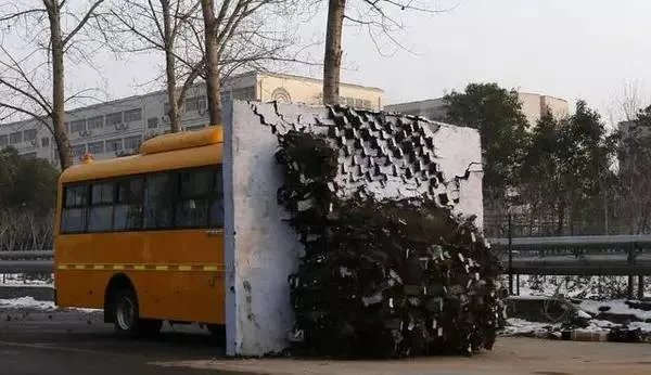 中国校车冲破墙面~完好无损~孩子的福音~中国的希望!