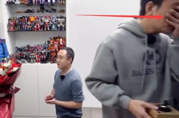 贾乃亮目睹别人求婚掩面而泣 这究竟是什么情况?