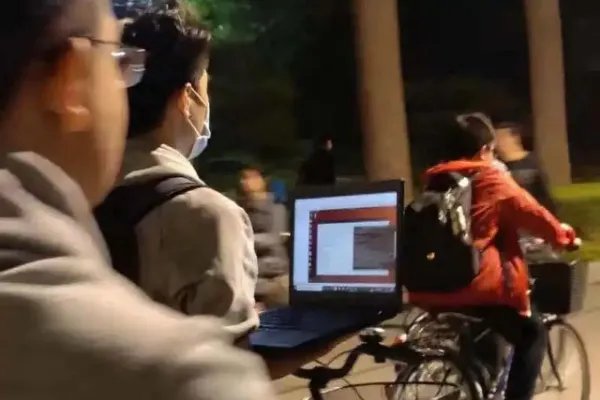 清华学生边骑车边用电脑，称怕程序中断，除了手拿就没有其他解决办法？