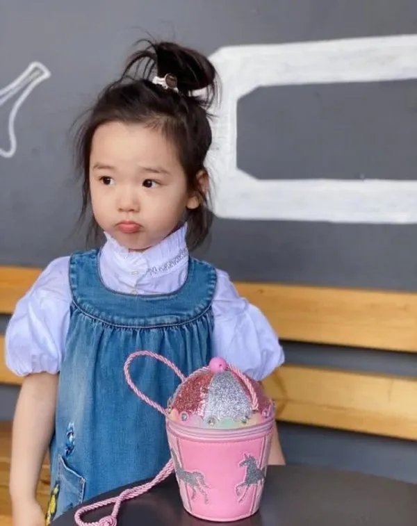 高云翔女儿曝光,5岁小酒窝穿公主裙凹造型,越来越有明星范,你怎么看?