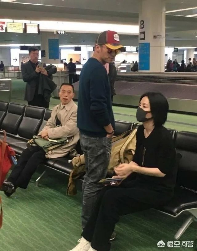李亚鹏的新女友长得很像香港街头唱歌的小龙女,但是看介绍觉得应该不是,有知情的吗?