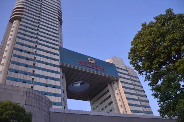 芒果TV与大闹火车站演员解约,为何一直以来芒果台饱受诟病?