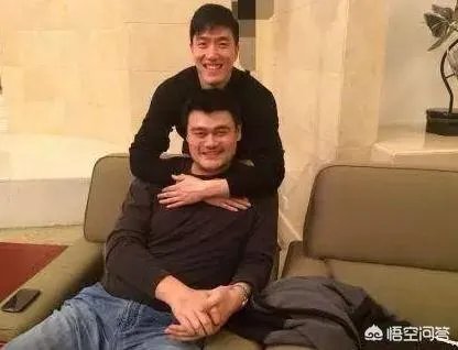 跟姚明合影,如何站位才能避免尴尬?