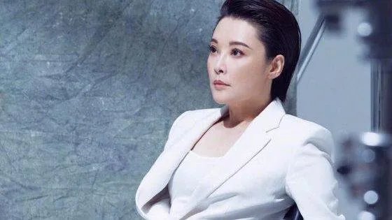 袁立已经几年不演戏，她是靠什么收入支撑做慈善的？