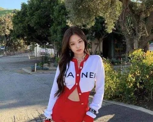 Jennie发布春游照,她有哪些拍照姿势值得学习?