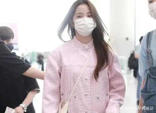 欧阳娜娜现身机场,本人又白又瘦,小腿像胳膊一样细,你喜欢她吗?