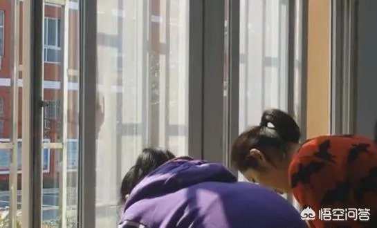 朱婷荣归故里,回河南老家排队吃食堂并主动刷碗,如何评价她的行为?