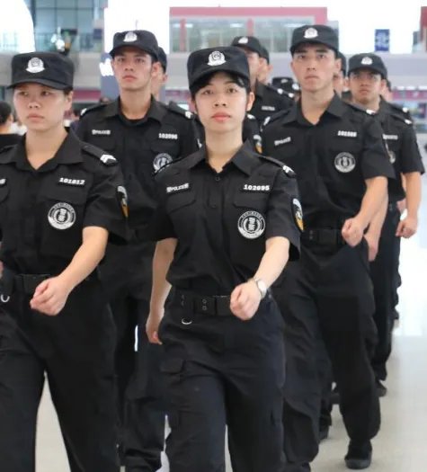 河南的民警怕惊扰患儿警笛声调最小,这件事有触动到你的心弦吗?