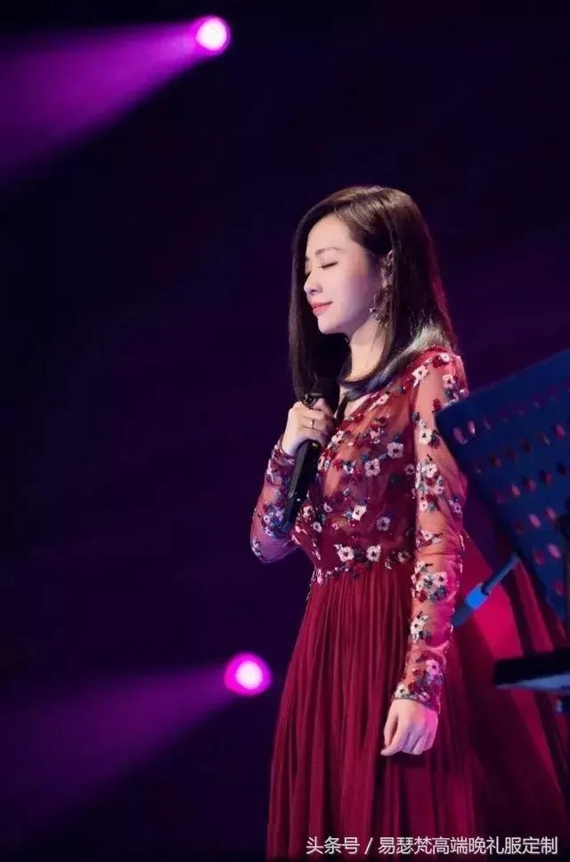 #维密大秀#张靓颖成第一个登上维密舞台的中国歌手,她的时尚品味如何?