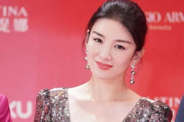 黄奕离婚后靠什么生活?