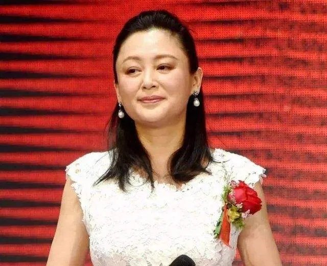 陈凯歌妻子陈红露面,为何身材臃肿美貌不再?