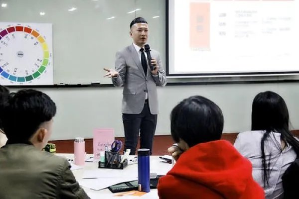 在北京尚德机构做课程顾问怎么样？干过的具体说说 薪资 福利 发展空间 如果是新手好做吗？
