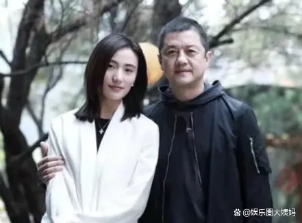 李亚鹏与女友拍婚纱大片,左手戴钻戒疑好事将近,两人是真爱吗?