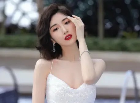毛晓彤亮相华鼎奖红毯,港风造型的她为我们带来怎样的美感?