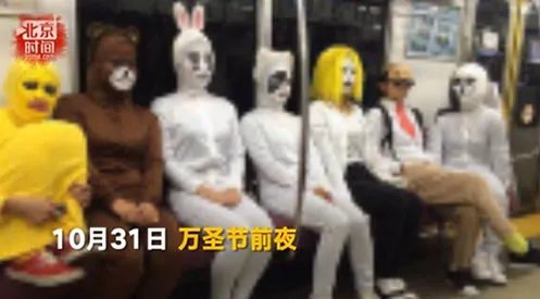 万圣节惊悚妆女孩:打扮诡异看着恐怖吓到大叔了