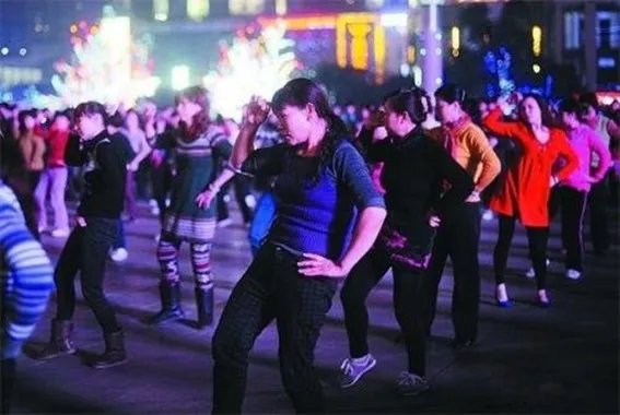 广场舞因为爱着你杨丽萍引关注 广场舞在网上引争议围观