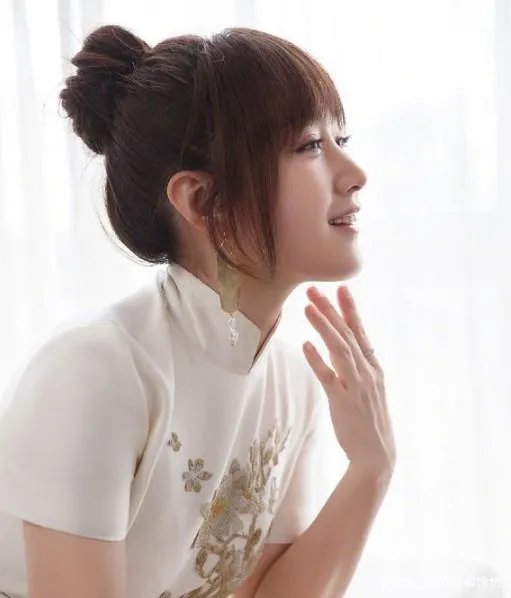杨钰莹越老越有味道,穿复古裙装气质迷人,身材曲线有多好?