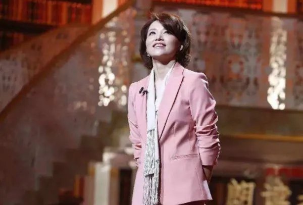 央视著名女主持人董卿未来会不会去美国生活?