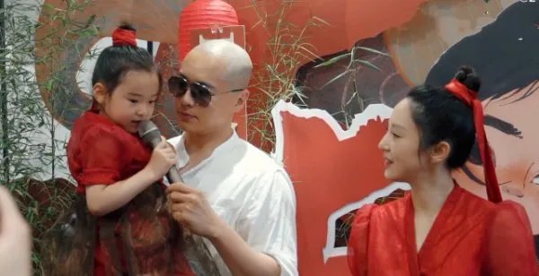 高云翔女儿曝光,5岁小酒窝穿公主裙凹造型,越来越有明星范,你怎么看?