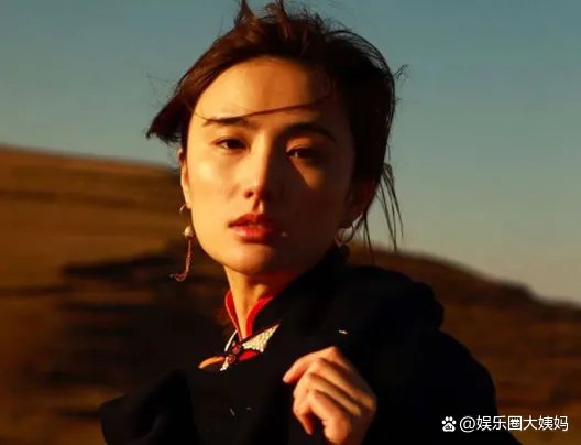 李亚鹏与女友拍婚纱大片,左手戴钻戒疑好事将近,两人是真爱吗?