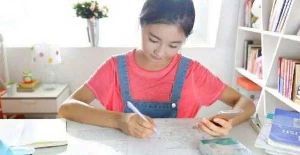 “点读机女孩”高考成绩曝光,网友为何说你敢再说So easy不?