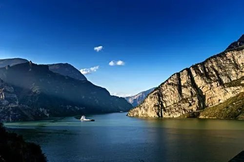 三峡坝区现神秘动物，真的像新闻所说的仅仅是围油栏吗？
