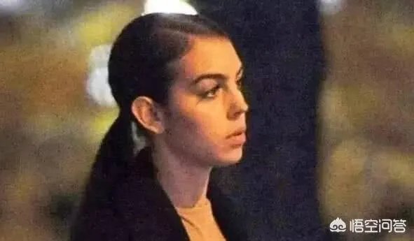 C罗未婚妻乔治娜在认识C罗前当过保姆干过导购,这是怎么回事?