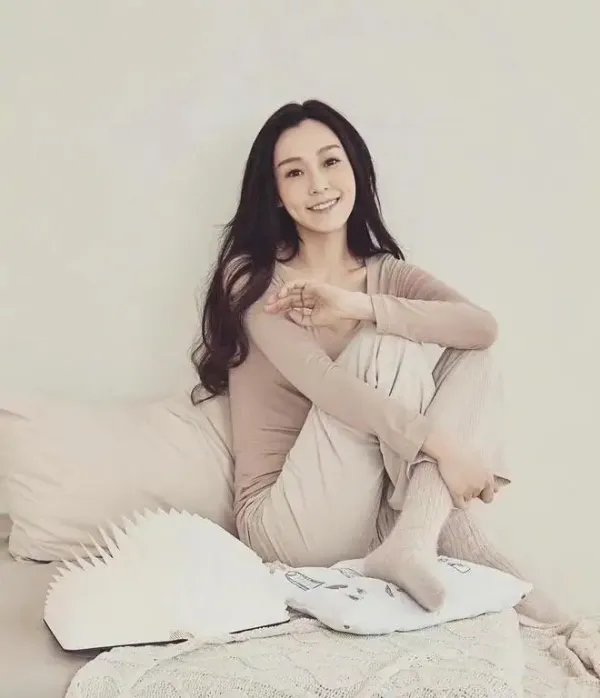 46岁范玮琪素颜逛街状态好，拎13万包包显阔气，她是怎么保养自己的？