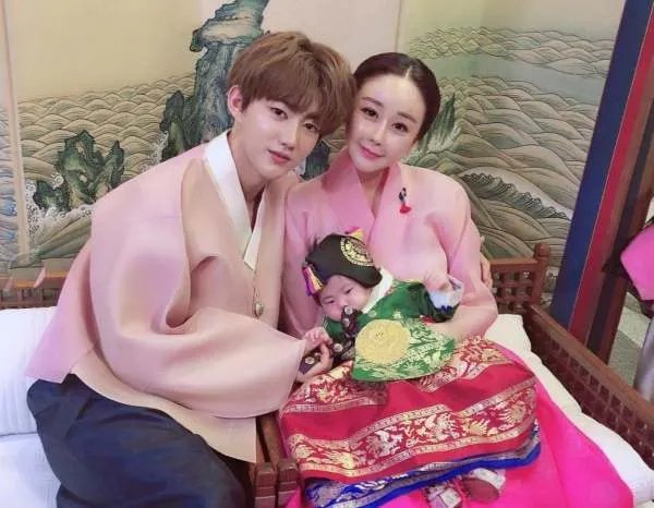 结束离婚风波后,咸素媛疯狂晒老公秀恩爱,陈华爱不爱她呢?