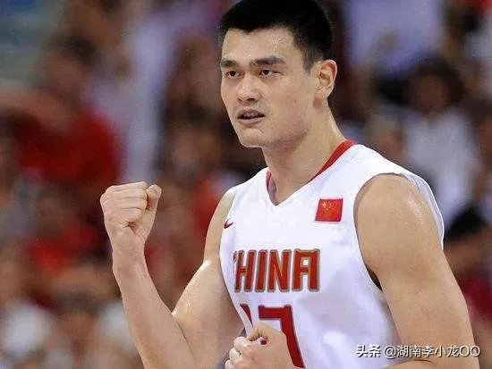 跟姚明合影,如何站位才能避免尴尬?