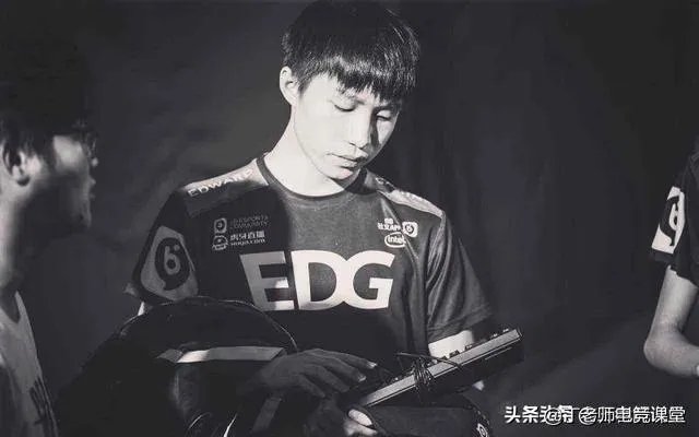 JKL再爆猛料!加盟RNG把小虎挤成上单,Uzi变成中单,狼行直接退役,你怎么看?