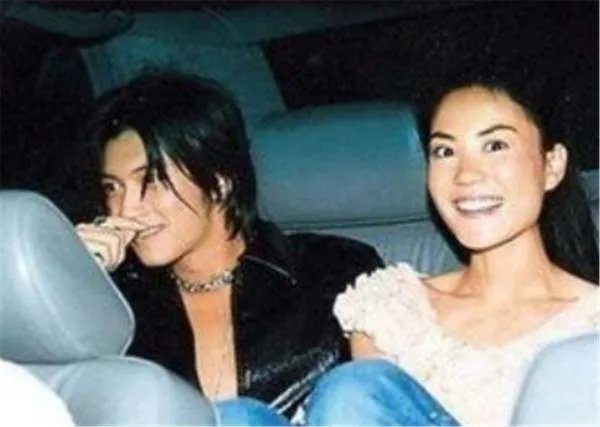 王菲和李亚鹏离婚的原因是什么?为什么王菲更愿意和谢霆锋在一起?