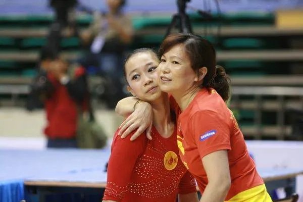 为什么体操运动员在比赛前要在掌心上抹上白粉?
