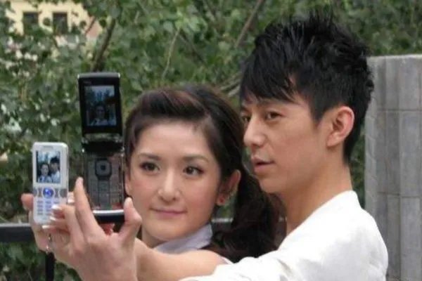 到底发生了什么,何炅和谢娜的友谊的小船被爆翻船?