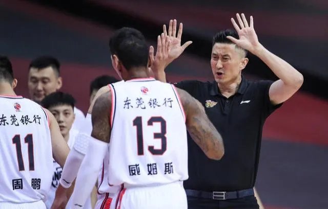 李晓旭受伤后,赵继伟怒砸地板,杨鸣眉头紧锁,为何总经理李洪庆却累到打哈欠?