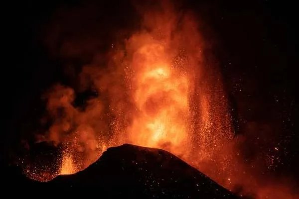意大利埃特纳火山喷发，火光烟柱冲天，是否有造成人员伤亡情况？