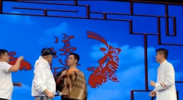 赵本山登台表演遭“女粉丝”文松拥抱索吻,有多欢乐?