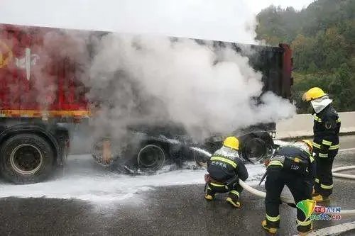 金华货车高速起火过路司机狂奔数米灭火,发现货车起火该如何救援?
