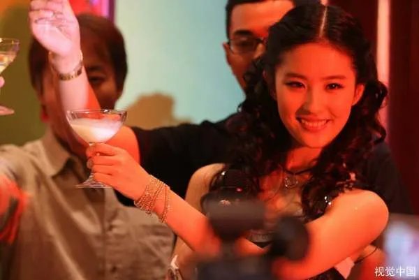 刘诗诗侧颜超美,你还知道哪些五官比较精致的女明星?