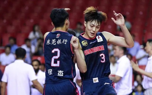 李晓旭受伤后,赵继伟怒砸地板,杨鸣眉头紧锁,为何总经理李洪庆却累到打哈欠?