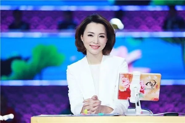 央视著名女主持人董卿未来会不会去美国生活?