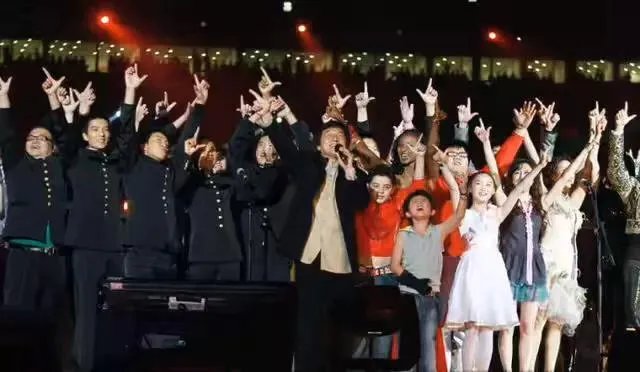第一个在鸟巢开个人演唱会的歌手是谁?