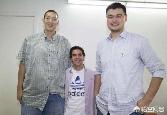 跟姚明合影,如何站位才能避免尴尬?