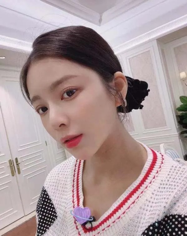 杜淳妻子晒孕照,脖子肤色较黑,问大家卸完货还能白回去吗?