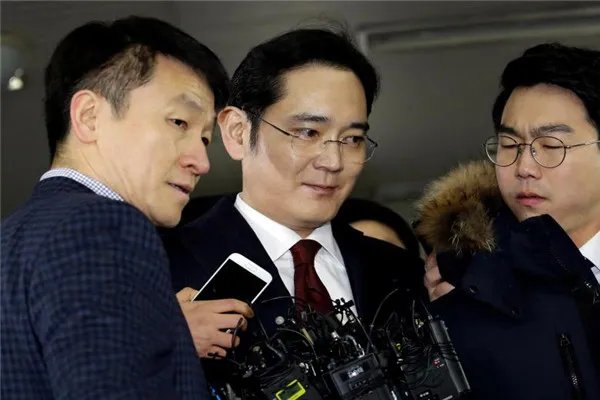 三星掌门人李在镕案开庭，此案件有哪些疑点？