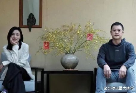 李亚鹏与女友拍婚纱大片,左手戴钻戒疑好事将近,两人是真爱吗?