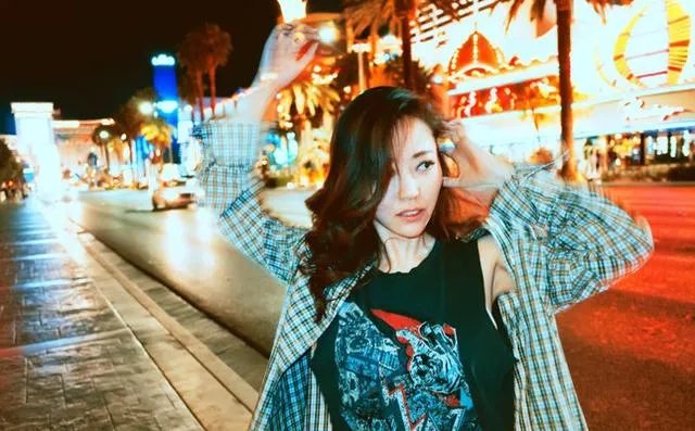 #维密大秀#张靓颖成第一个登上维密舞台的中国歌手,她的时尚品味如何?