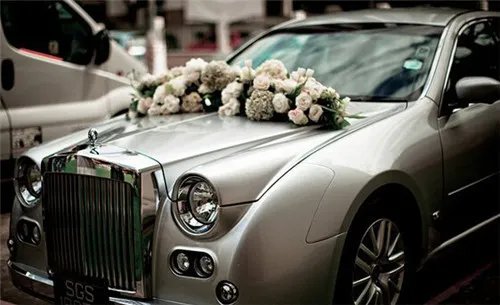 婚礼车花可以如何装饰 婚礼车花用仿真鲜花效果如何